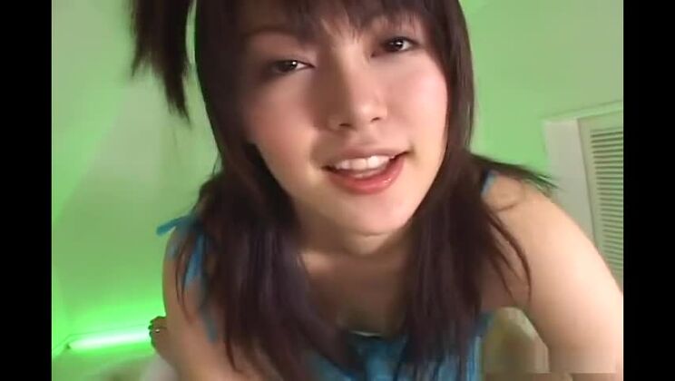 Прекрасная шлюха Ай делает хороший минет.