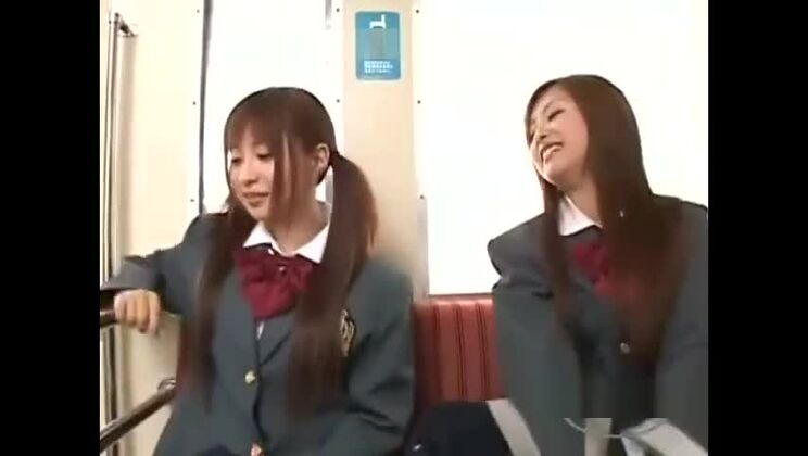 Школьница целуется, ей трут грудь и сосут соски другие школьницы.