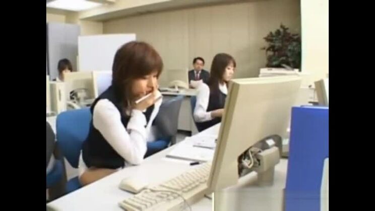 девочки в подгузниках