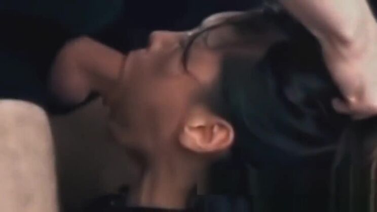 Покорная азиатская девушка-подросток, засунутая в милый рот.