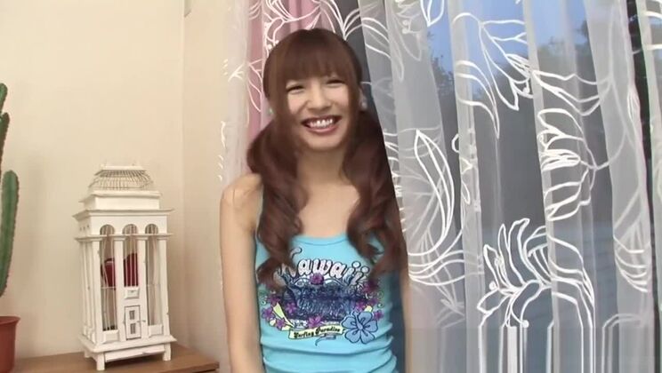 Японская девушка-подросток наклоняется, чтобы её трахнули.