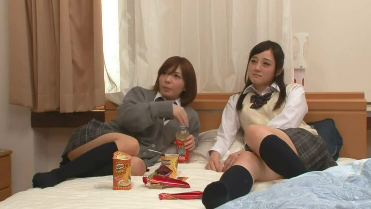 Японские школьницы испытывают сексуальное возбуждение, увидев порнографическое видео 02