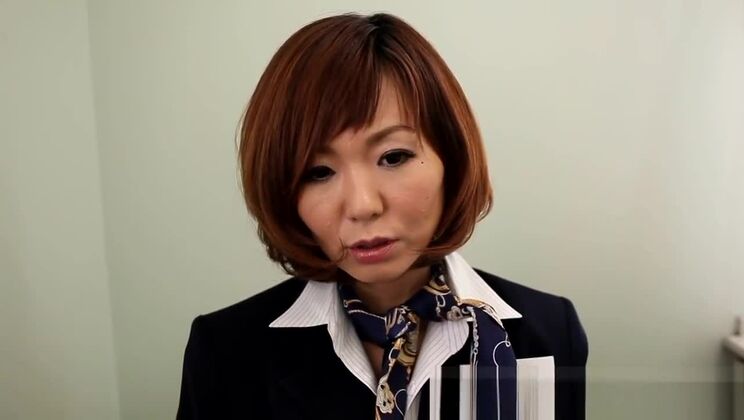 Зрелая Саюри Котосэ, анальный секс с использованием секс-игрушек на унитазе.