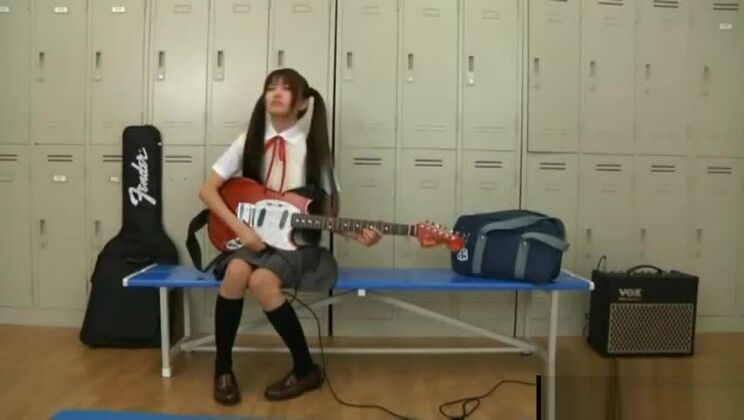 Японская школьница подвергается облизыванию уха учителем.