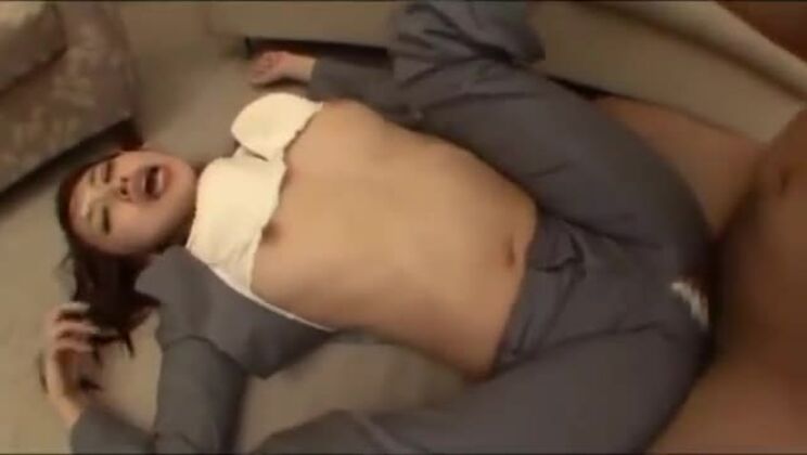 офисная леди, дырка в штанах, трахается, пока много парней кончают ей на лицо и в рот на ковре в отеле,