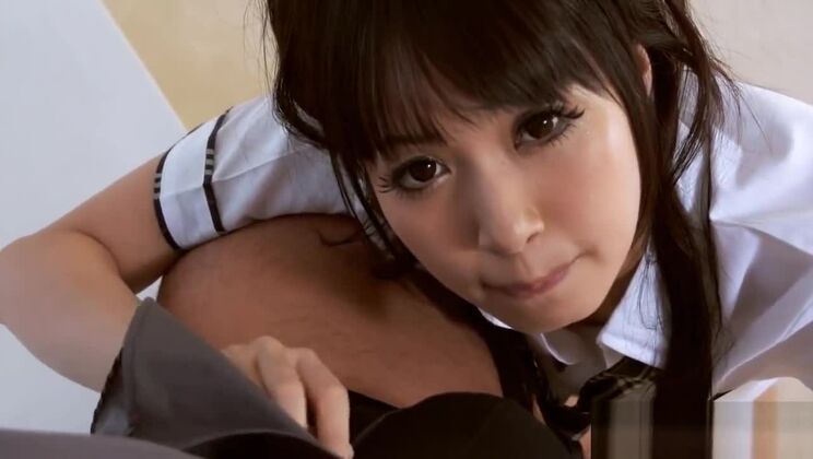 Азиатская девушка-подросток наслаждается глубоким минетом