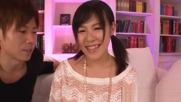 Азиатская шлюха, губы вагины растянуты