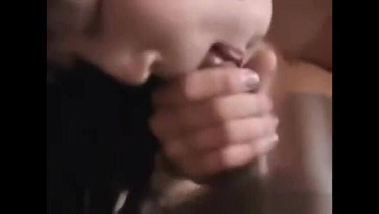 Горячий минет, где любви предостаточно, и много спермы.