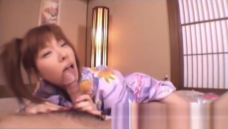 Японская школьница жестко трахается и делает минет.