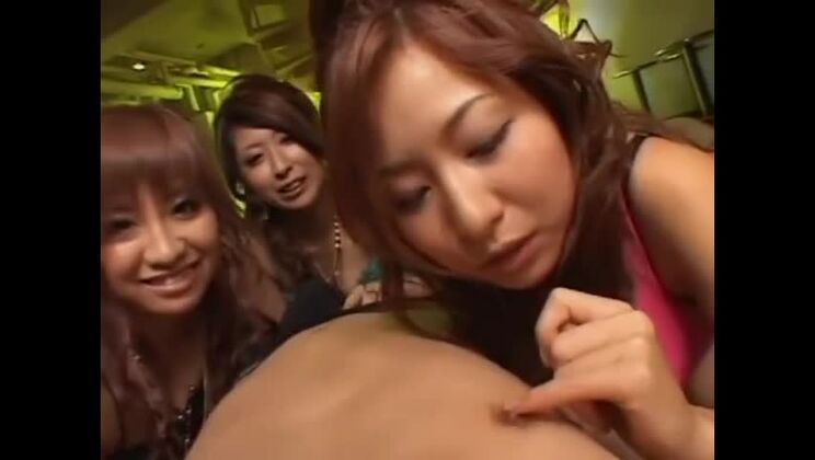 Самые горячие развлечения для взрослых: лизание задницы, самые безумные просмотры шоу.