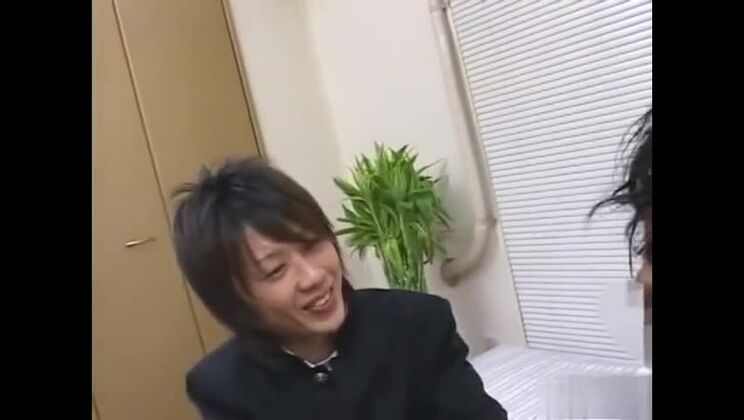 Японский папочка делает риминг с эякуляцией.