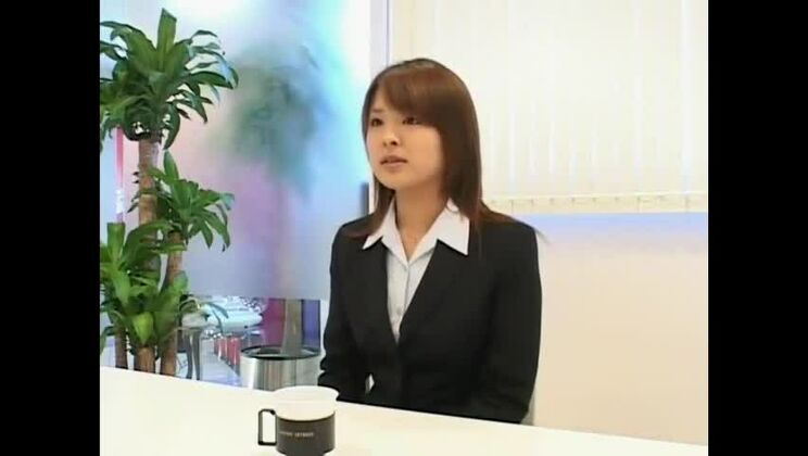 Экзотическая японская модель в самом горячем офисе, сцена минета в японском порно.