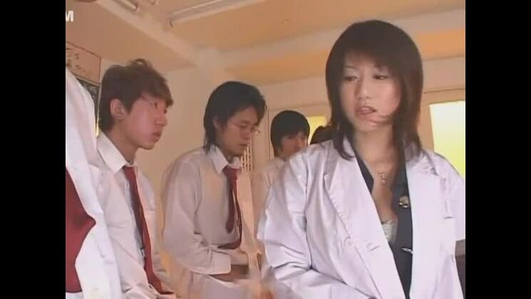 Лучшая японская шлюха Момо Такаи в самом горячем любительском видео с групповым сексом (JAV-клип).