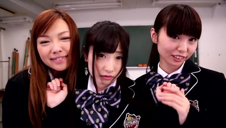 Невероятная японская девушка Аюму Сена в потрясающем цензурированном JAV-фильме с маленькой грудью и тройным сексом.