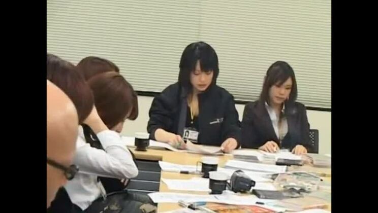 Сумасшедшая японская проститутка Ая Сакураба, Мисаки Асох, Мика Накадзё в порно-сцене "Похотливая секретарша", с элементами мастурбации.