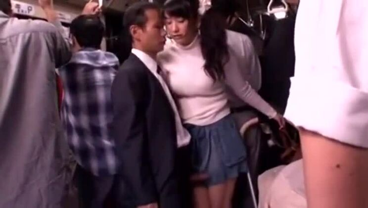 Школьницу лапают и трахают в поезде.