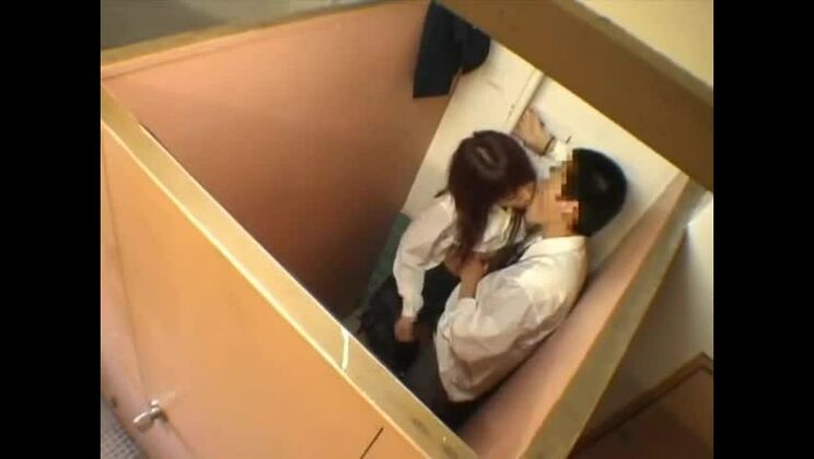 Японские школьницы 02 - Серия минетов в туалете