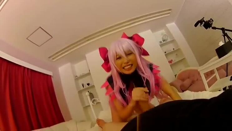 Дикая принцесса демонстрирует свое обнаженное тело