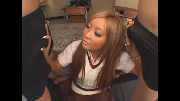 Невероятная японская девушка Риа Сакураги, Рина Айна в потрясающем видеоролике с элементами фингеринга и спортивной тематики.