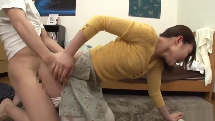 Сводная сестра помогает убираться, демонстрируя свою аппетитную попу и пышную грудь.