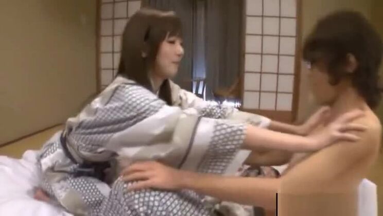 Азиатская красотка лижет тело парня.