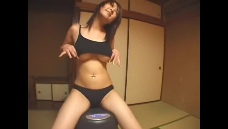 Похотливая японская проститутка Минори Хацунэ в экзотическом сольном женском порно-ролике.