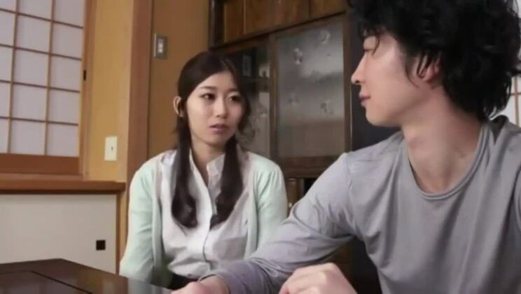 Шокированная мачеха хочет поговорить с пасынком о порнографии и мастурбации.