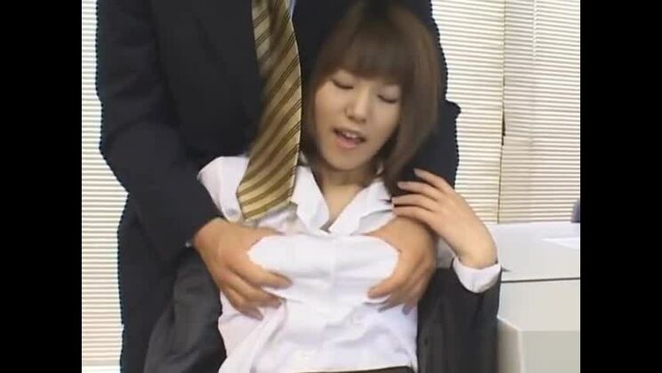 Арика Такарано в костюме офисной леди: азиатская красавица отдыхает от своих офисных обязанностей вместе со своим боссом.