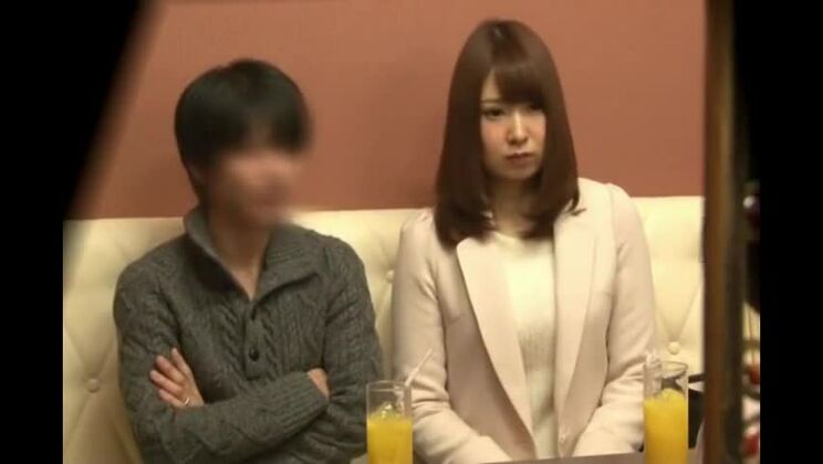 Японская жена занимается сексом с другим мужчиной на глазах у мужа.