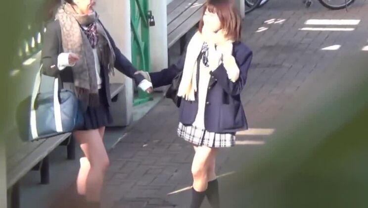 Грязный азиатский подросток писает