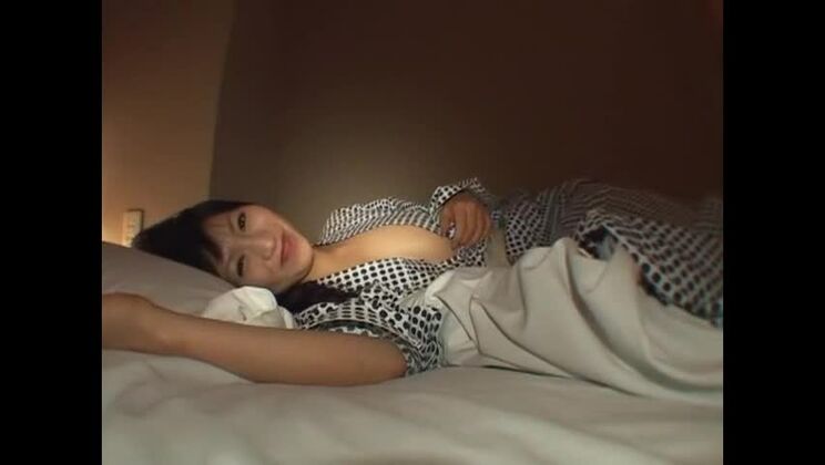 Сумасшедшая японская шлюха Акари Сацуки в возбуждающей сцене с фингерингом и минетом.