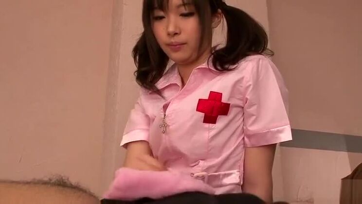 Пикантная молодая восточная девушка с маленькой грудью Марин Нацукадзе участвует в горячем XXX косплей-шоу.