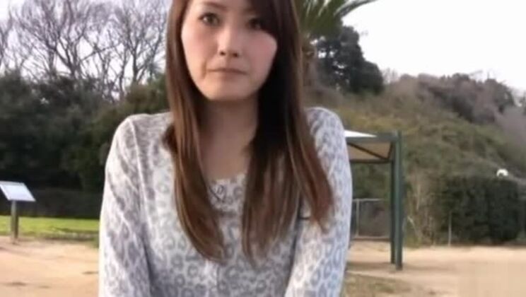 Красивая и похотливая девушка в чулках дразнит и жестко трахается.