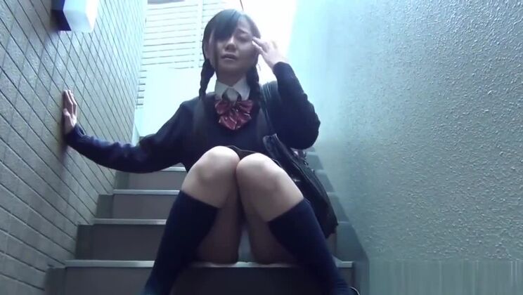 Подростки показывают юбку.