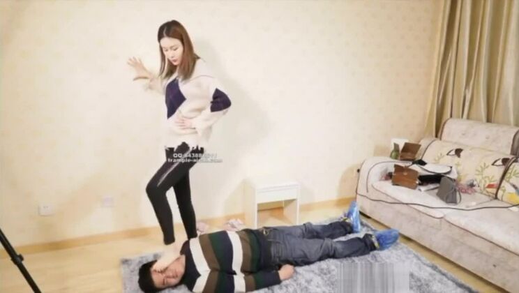 Китайское топтание и пинки по лицу