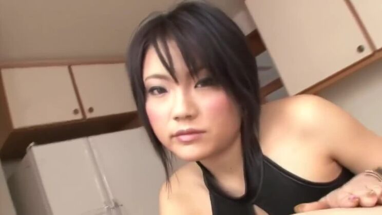 Миниатюрная азиатка делает минет