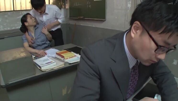 Зрелая учительница в колготках делает минет с эякуляцией в офисе.