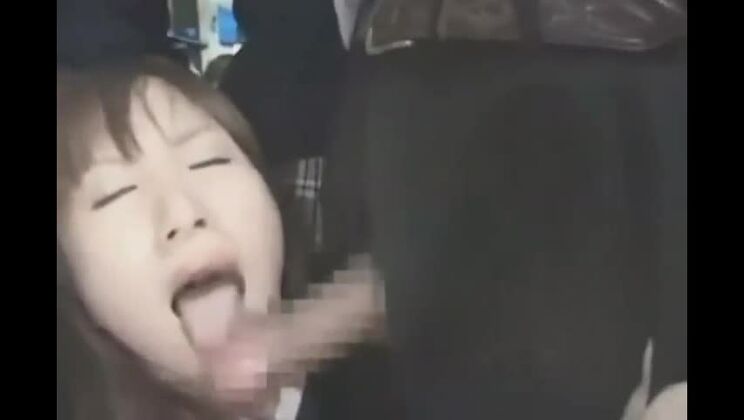 Он сделал минет пассажирке на публике и кончил ей на лицо!