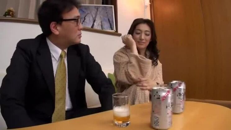 Самая горячая японская шлюха Марина Мацумото, Мизуэ Ханашима в потрясающем видео с большим членом. Минет в японском порнофильме.