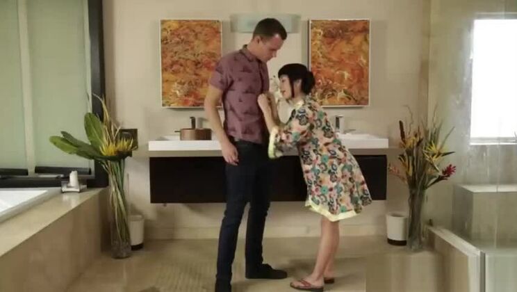 Джастин Хант занимается сексом с горячей японской массажисткой Марикой Хасе.