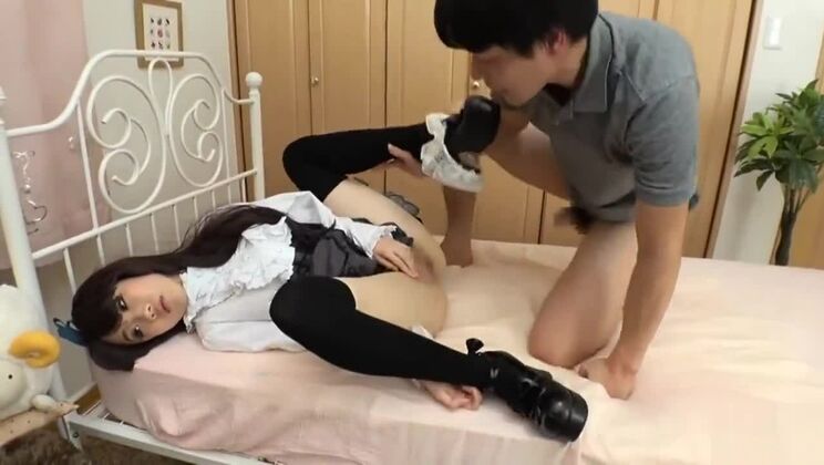 Рин Аоки в образе секс-куклы в готическом стиле.