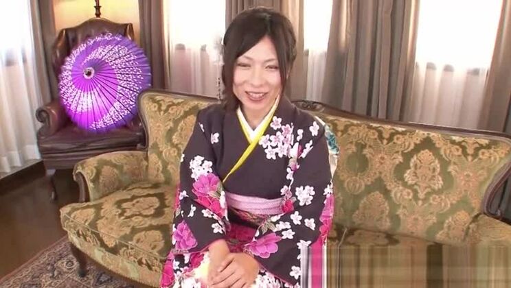 Японская гейша связана и с ней играют.