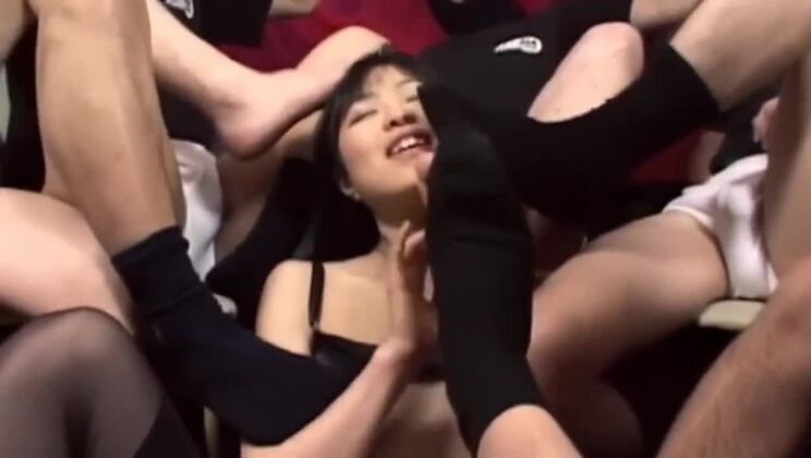 Она наслаждается запахом носков