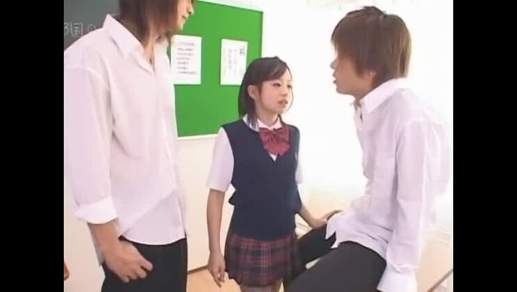 Экзотическая японская девушка Хазуки Окита в самых горячих чулках и порнофильме с куннилингусом.