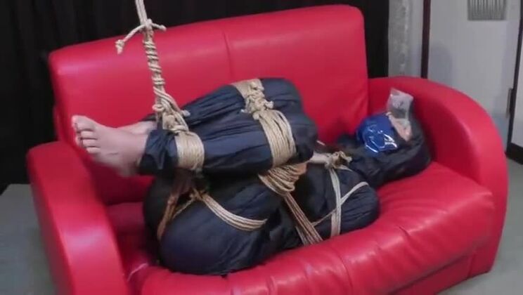 Азиатская девушка в дождевике