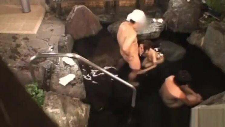 Красивая пышногрудая Джулия сосет член, часть 4