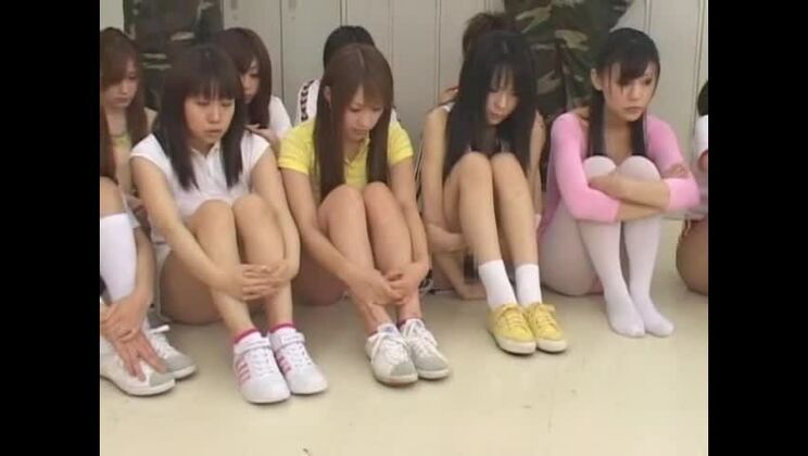 Возбужденная японская девушка с экзотической маленькой грудью, групповой секс, японский порнофильм.