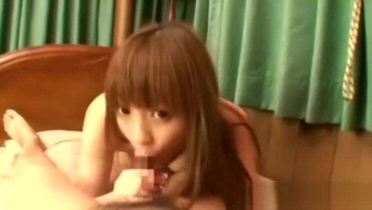 Возбужденная японская красотка занимается сексом