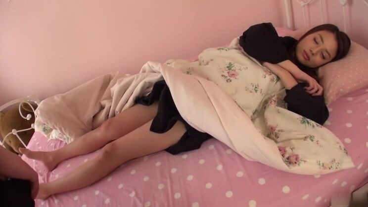 Лучшая японская шлюха Мао Мияби в безумном японском порно-видео без цензуры с участием зрелых женщин.