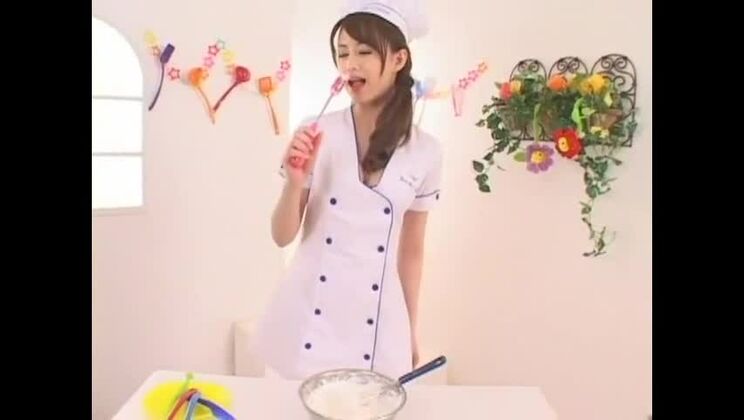 Сексуальная японская модель Акихо Йошизава в потрясающем фетиш-видео с мастурбацией.